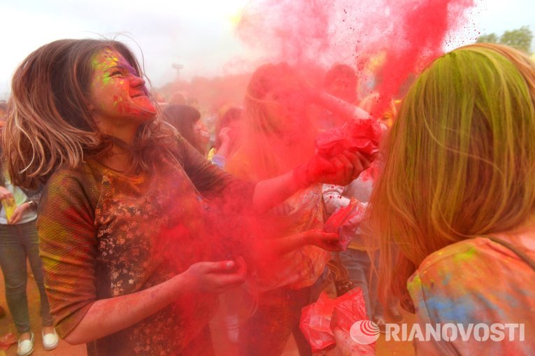 Фестиваль красок Холи в Лужниках