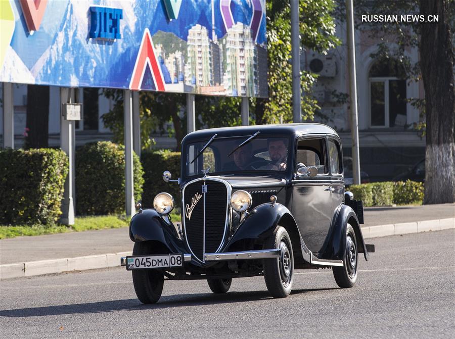 В Алматы прошла выставка ретроавтомобилей