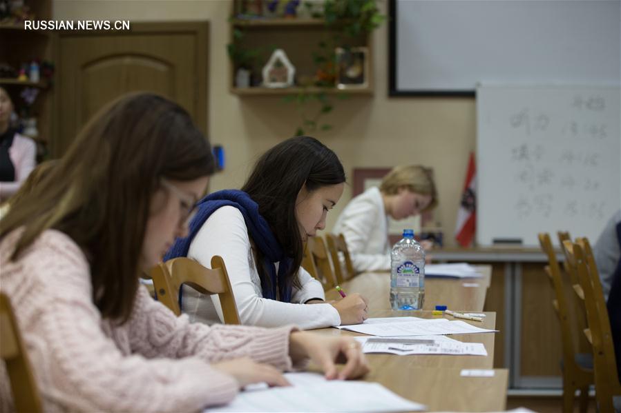 В Институте Конфуция при МГЛУ прошел экзамен на уровень знания китайского языка