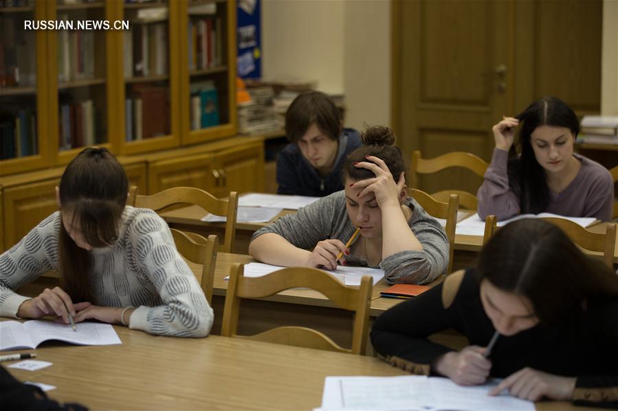 В Институте Конфуция при МГЛУ прошел экзамен на уровень знания китайского языка