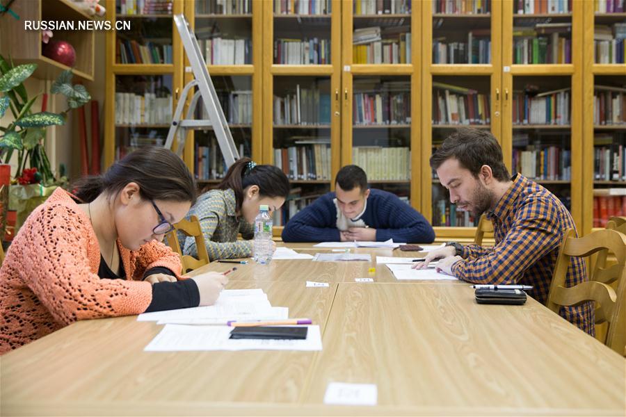 В Институте Конфуция при МГЛУ прошел экзамен на уровень знания китайского языка