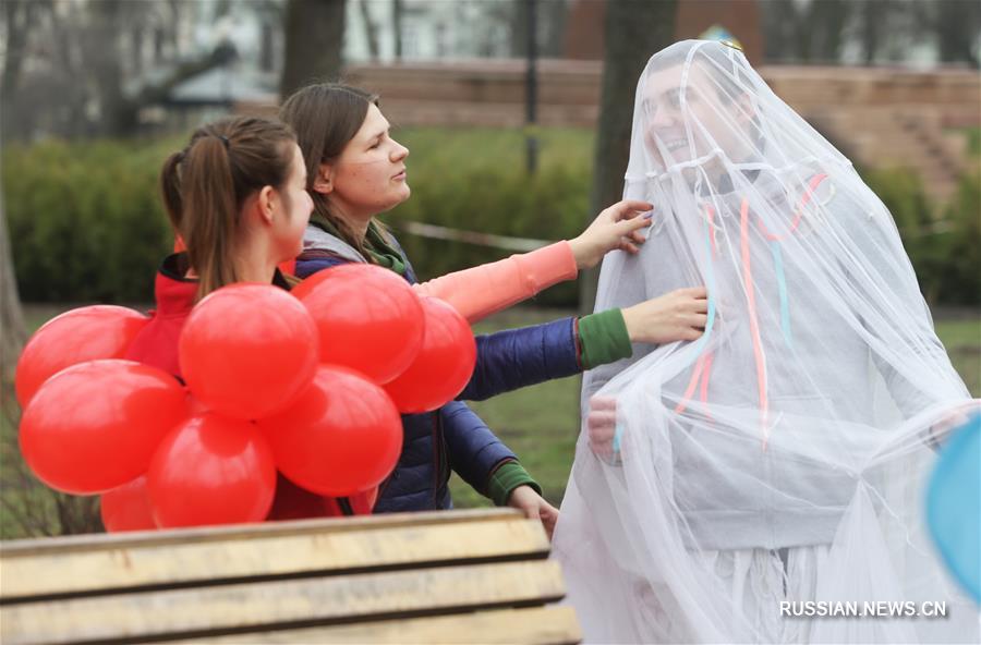 В День смеха в Киеве прошел костюмированный велопарад