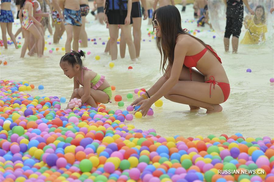 Уханьский водный парк Маяхайтань в жаркий летний день