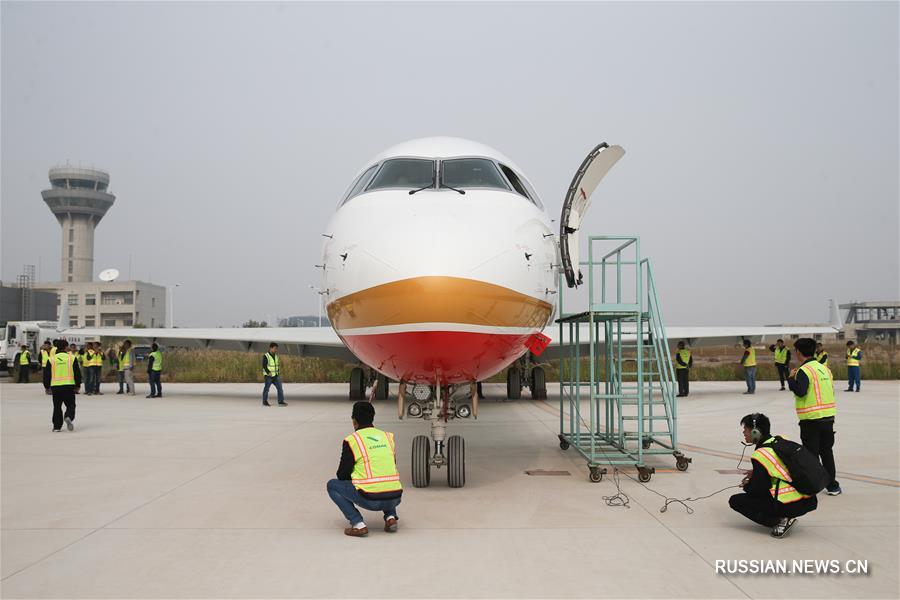 Китайская корпорация COMAC передала заказчику первый серийно произведенный реактивный авиалайнер ARJ21-700