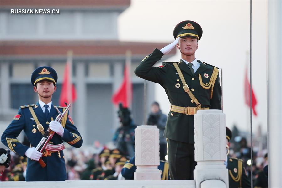 （社會）（4）人民解放軍首次執行天安門廣場升國旗任務 