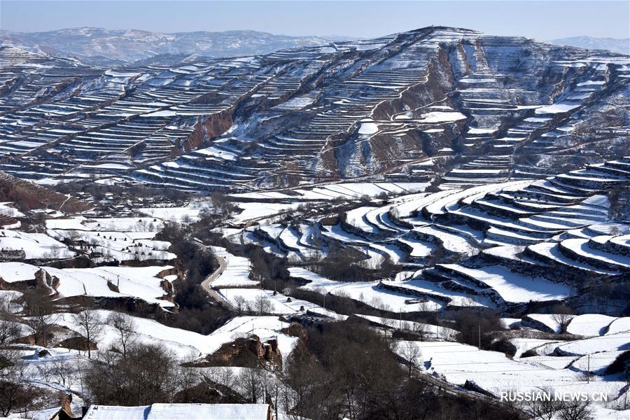 Укрытые снегом террасные поля в уезде Вэйюань