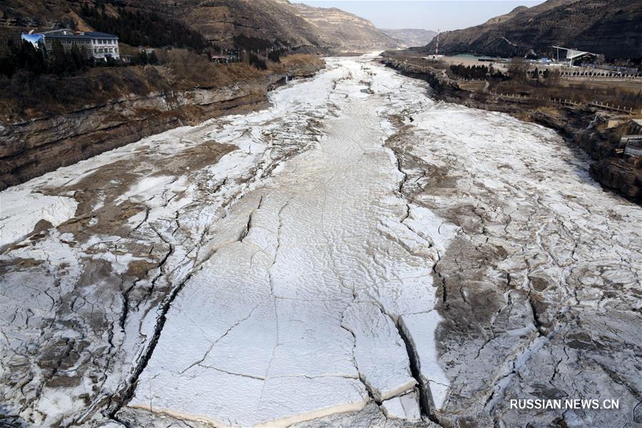 Скованное льдом русло Хуанхэ в районе водопада Хукоу