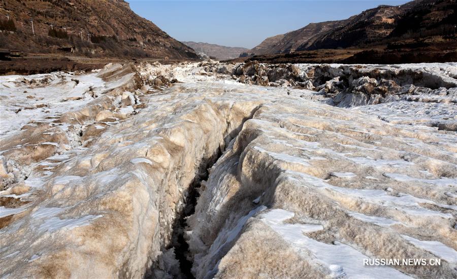 Скованное льдом русло Хуанхэ в районе водопада Хукоу