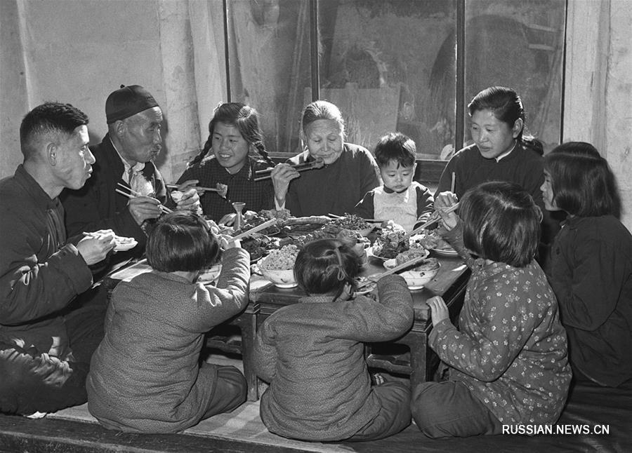 Праздник Весны -- время, когда вся семья собирается за одним столом