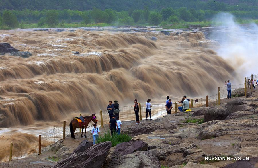 На водопаде Хукоу увеличился сток воды и появились множественные водопады