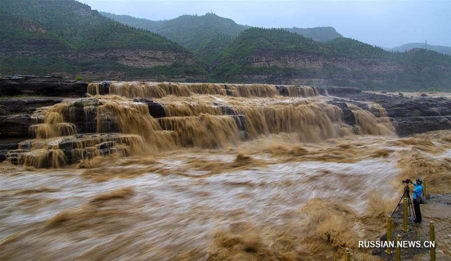 На водопаде Хукоу увеличился сток воды и появились множественные водопады