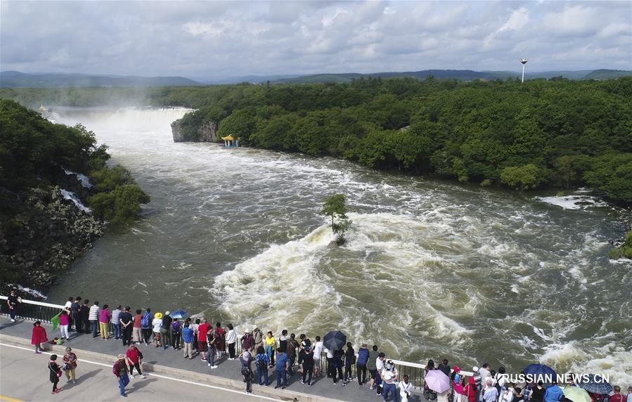 Великолепные пейзажи водопада Дяошуйлоу в провинции Хэйлунцзян