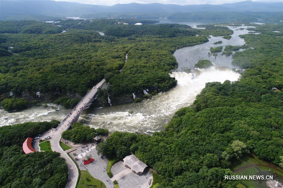 Великолепные пейзажи водопада Дяошуйлоу в провинции Хэйлунцзян