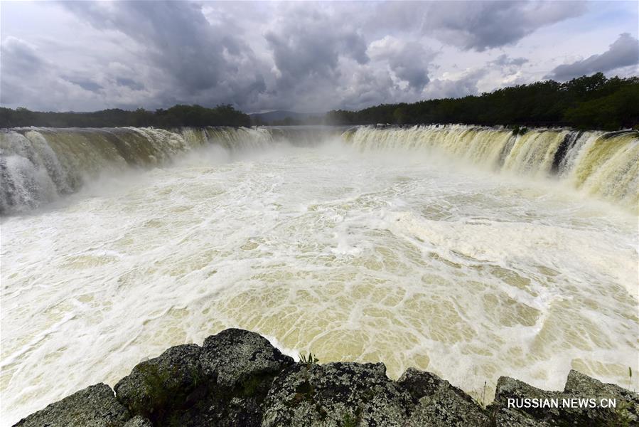 Великолепные пейзажи водопада Дяошуйлоу в провинции Хэйлунцзян