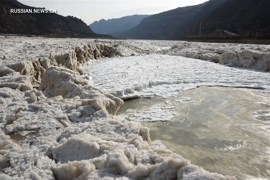 Замерзший водопад Хукоу в верховьях Хуанхэ