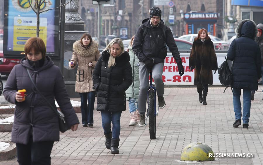 Некоторые жители Киева и зимой не расстаются с велосипедами!