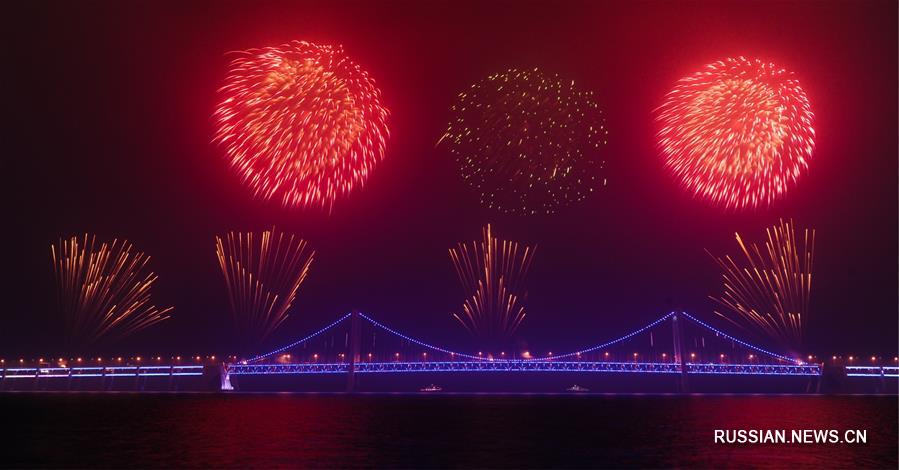 Фантастический праздничный фейерверк в городе Далянь