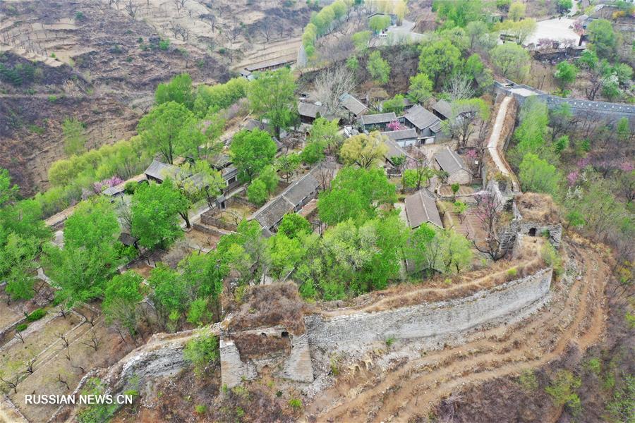 Весна на участке Циншаньгуань Великой Китайской стены