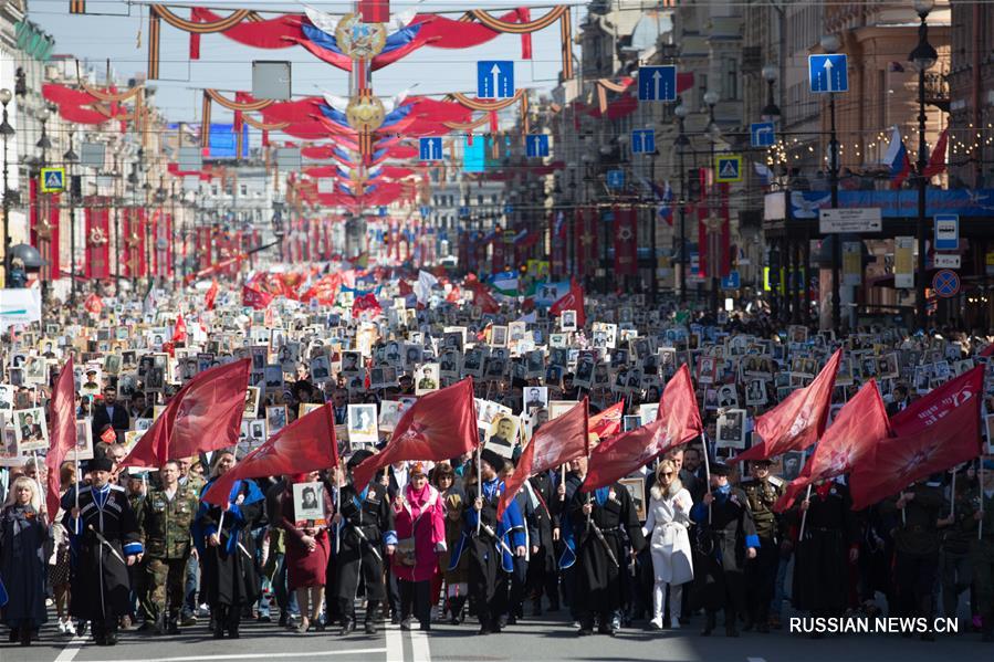 В акции "Бессмертный полк" в Санкт-Петербурге участвовали более миллиона человек