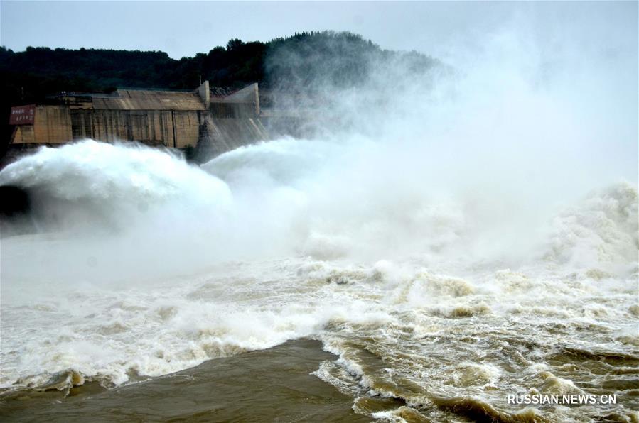 Противопаводковый сброс воды на водохранилищах в провинции Хэнань