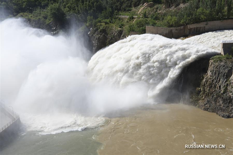 Сброс воды из водохранилища Люцзяся в Ганьсу