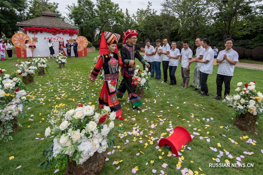 Коллективная свадьба строителей в Куньмине