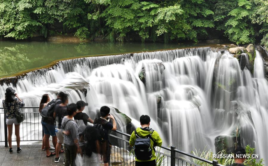 Осенняя красота водопада Шифэнь