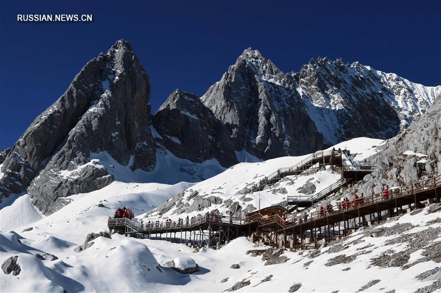 Прекрасные пейзажи снежных гор Юйлун