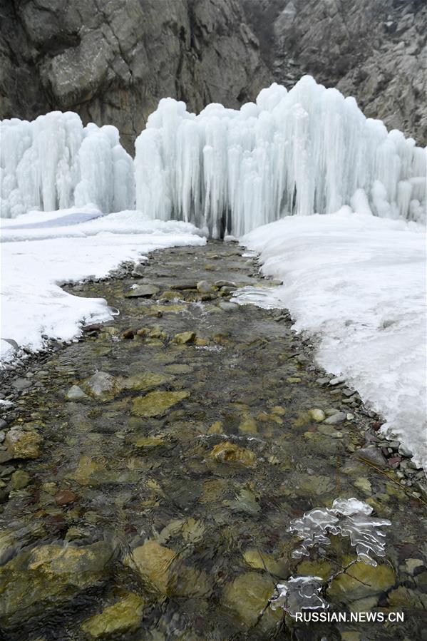 Живописные ледяные водопады в горах Хэланьшань