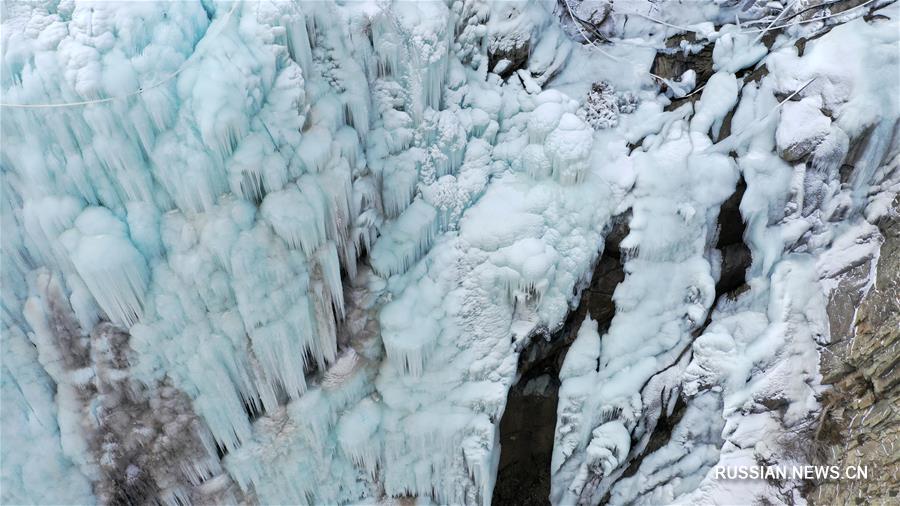 Живописные ледяные водопады в горах Хэланьшань