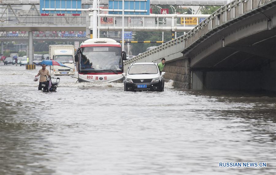 Улицы Уханя оказались под водой в результате продолжающихся ливней