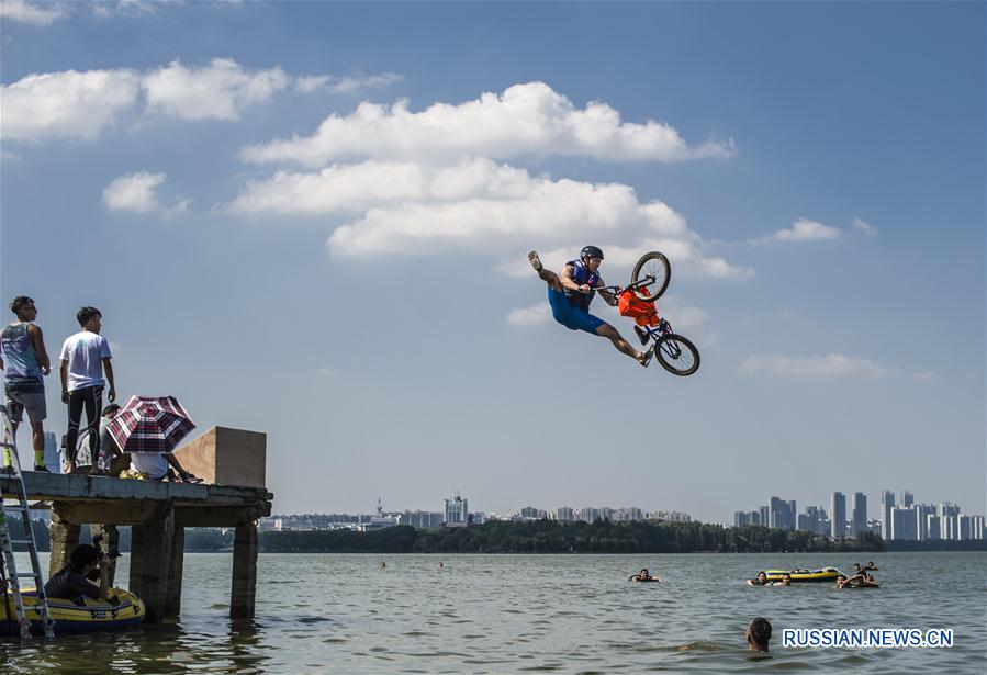 Велоспорт -- Фестиваль акробатических прыжков в озеро на велосипедах BMX в Ухане