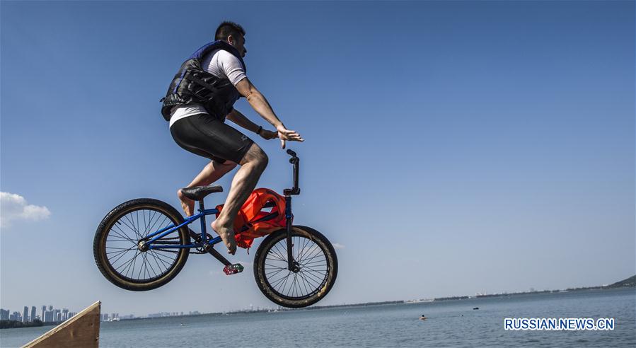 Велоспорт -- Фестиваль акробатических прыжков в озеро на велосипедах BMX в Ухане