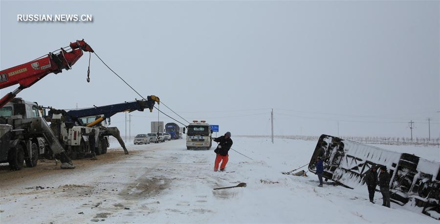 Снегопад в округе Алтай на северо-западе Китая