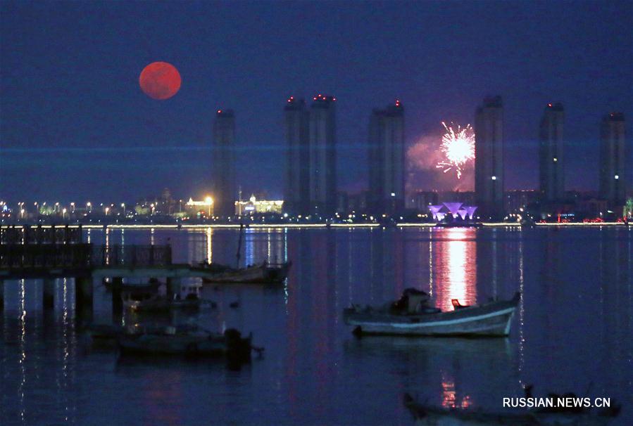 Полная луна над морем в Циндао