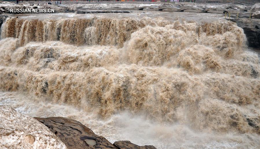 Весеннее увеличение стока на водопаде Хукоу