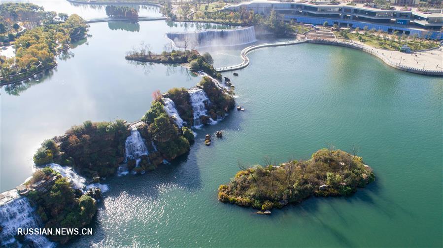 Зимний пейзаж парка водопадов в китайском городе Куньмин