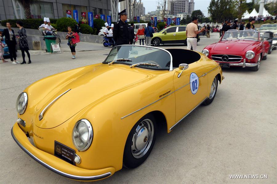 CHINA-SANYA-VINTAGE CAR-PARADE (CN)