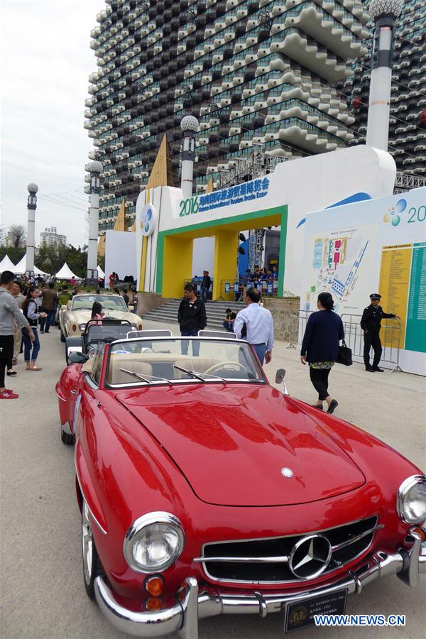 CHINA-SANYA-VINTAGE CAR-PARADE (CN)