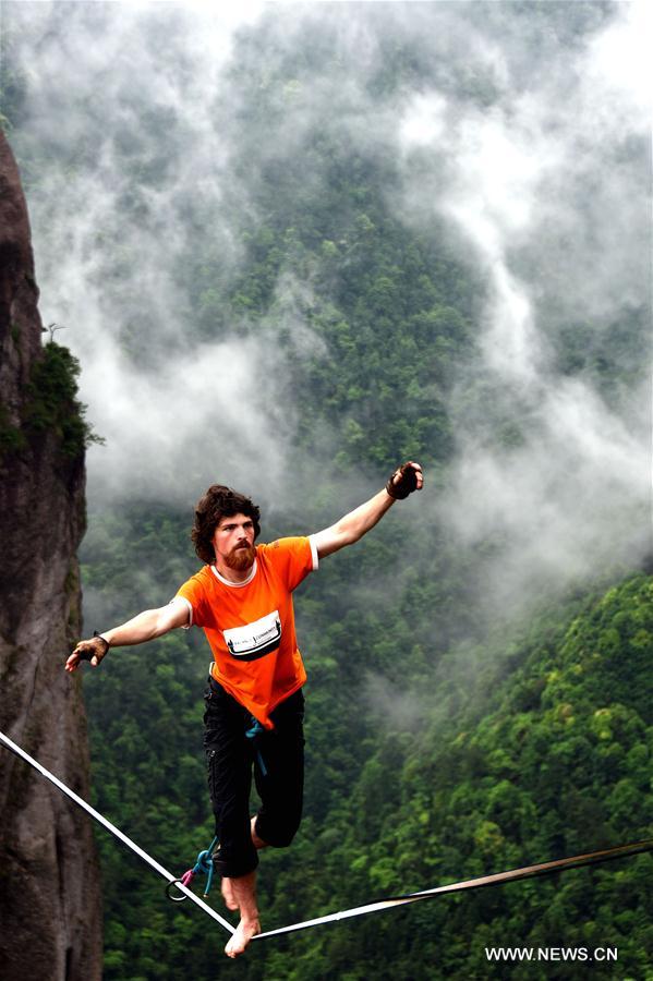 #CHINA-ZHEJIANG-SLACKLINE WALKING (CN)