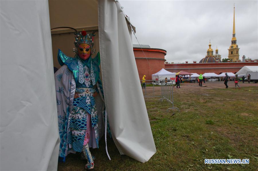 Гонка лодок-драконов на Неве и Летний фестиваль китайской культуры прошли в Санкт-Петербурге