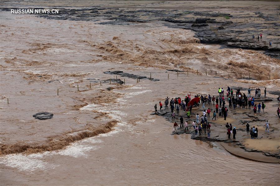 Осенний день на водопаде Хукоу