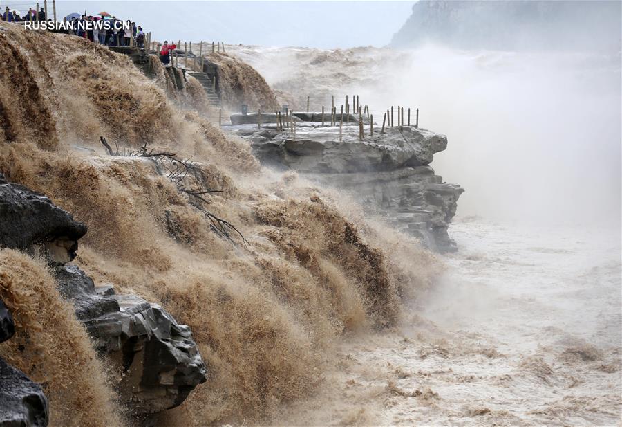 Осенний день на водопаде Хукоу