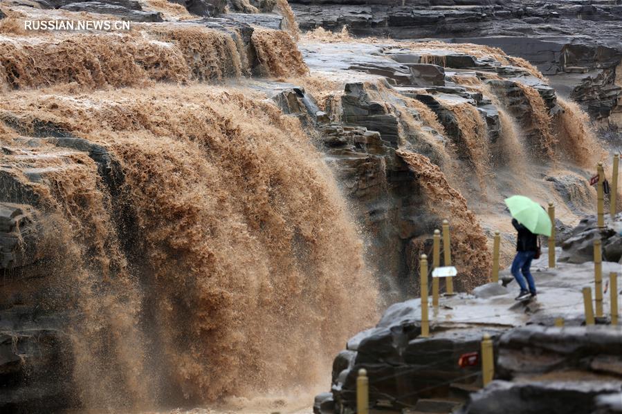 Осенний день на водопаде Хукоу