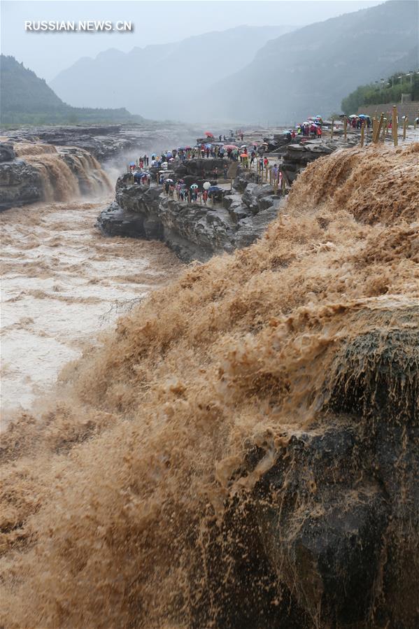 Осенний день на водопаде Хукоу