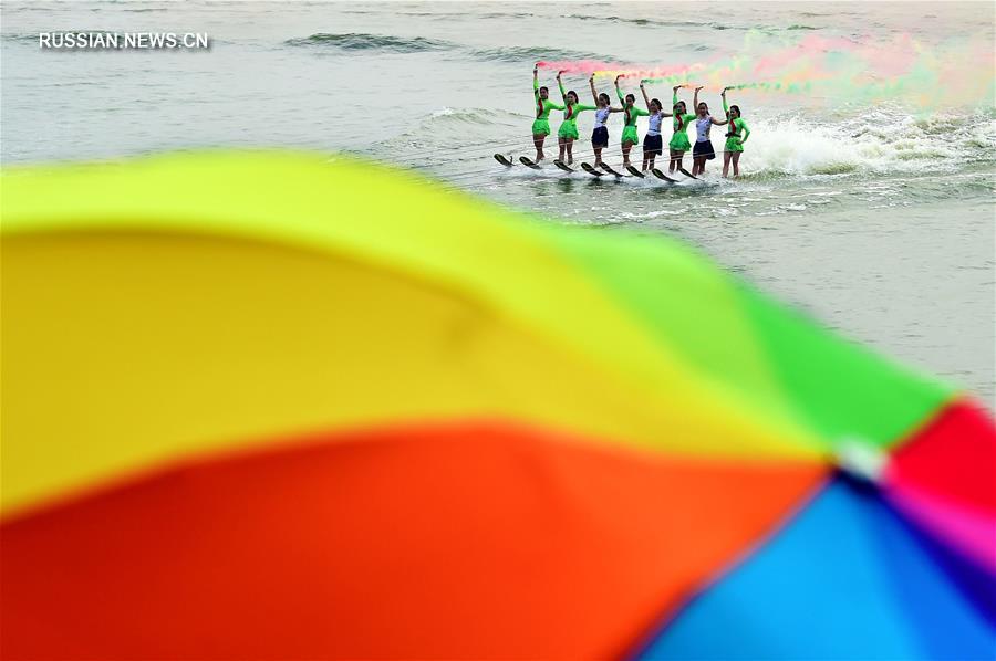 Радость спорта над водной гладью 