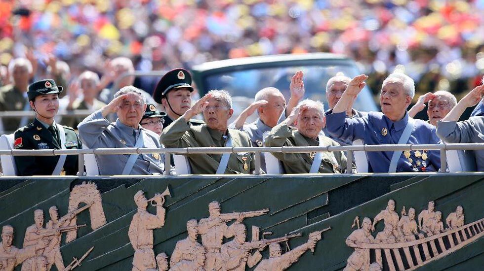 Через площадь Тяньаньмэнь проезжает строй ветеранов войны