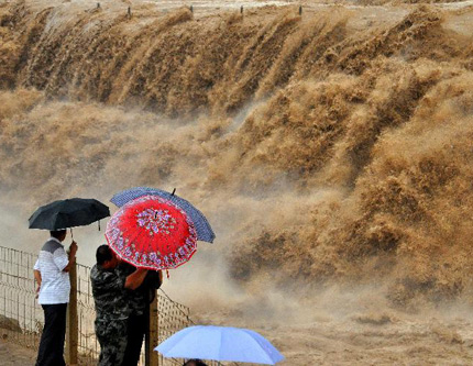 Половодье на знаменитом водопаде Хукоу