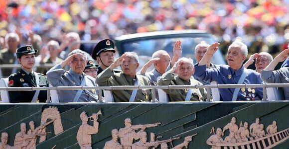 Через площадь Тяньаньмэнь проезжает строй ветеранов войны