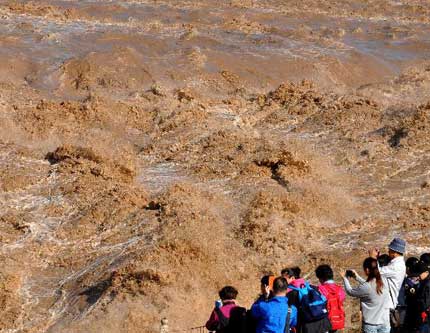 Водопад Хукоу показывает великолепное зрелище вдоль реки Хуанхэ